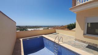 Casa bifamiliare in Calle de la liebre 3. Vendo excelente chalet pareado en torrox costa