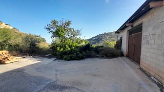 Propriété à Avenida de sayalonga 2. Venta finca 10.000m con nave de 150m2