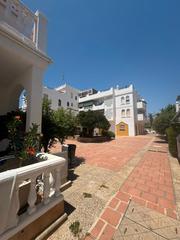 Apartament a Urbanizacion pueblo bahia 56. Apartamento en mezquitilla con piscina junto al mar