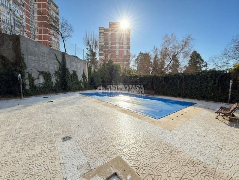 Foto 0b4cbe65-8351-445a-b2b4-df273ebd586b. Pis amb aparcament a San Juan Bautista Madrid