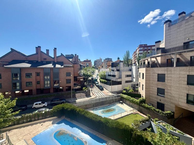 Foto 8fd5be25-d2db-445e-a85b-bd9c22db6359. Pis amb calefacció aparcament piscina a Colina Madrid