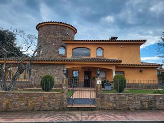 Xalet a Carrer mestre sires 3b. Magnifica casa en torre simona, mont-ras