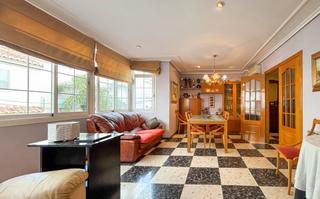 Casa adossada  Carrer constitució. Gran vivienda con opción de ampliar o crear un segundo apartamen