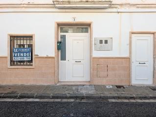 Pis en Carrer nou d'octubre 6. Vivienda en planta baja para reformar.
