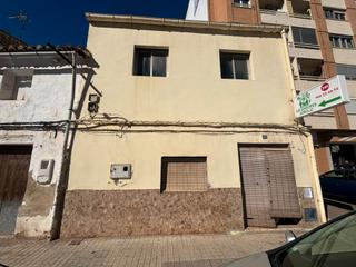 Casa a schiera  Avinguda dels hostalets 51. Adosado a dos calles para reforma integral