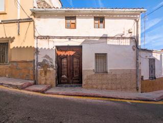 Casa a schiera in Carrer joaquín fenollosa 51. Vivienda de pueblo para reformar
