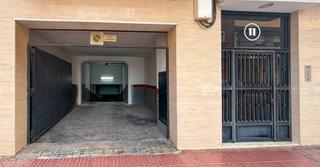 Aparcament cotxe a Carrer del cid 11. Plaza parking coche mediano