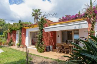 Chalet  Avinguda mas santet. Casa independiente de una sola planta con jardín llano, vistas a