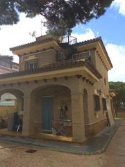 Chalet à Los Gallos. Chalet de dos plantas a 3 minutos a  pie de la playa la barrosa.
