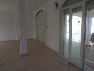 Rent Business premise in Núcleo urbano. Local de 110m zona fuente amarga ,patio, aseo, dos puertas, etc.