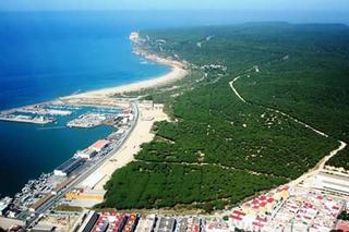 Terreny residencial a Centro Histórico. Suelo de 37.000 m , caños de meca, a 200m de la playa.