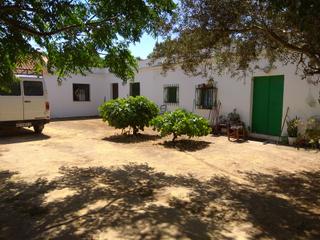 Finca rústica a Vejer. Vendo  bonita finca de 10.000 m con cortijo y viviendas , garaje