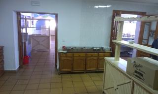 Édifice à Medina - Sidonia. Centro comercial , con bar restaurante, supermercados etc.