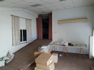 Nau industrial a Barbate. Nave de 1.050 m con apartamento completo en la parte de arriba.