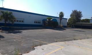 Lloguer Local Comercial a Villanueva Golf. Nave local de 225 m mas patio de 800 m , barrio jarana.