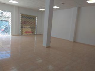 Location Local commercial  Calle la vega. Local de 300 m cercana al centro , garaje , patio trasero etc.