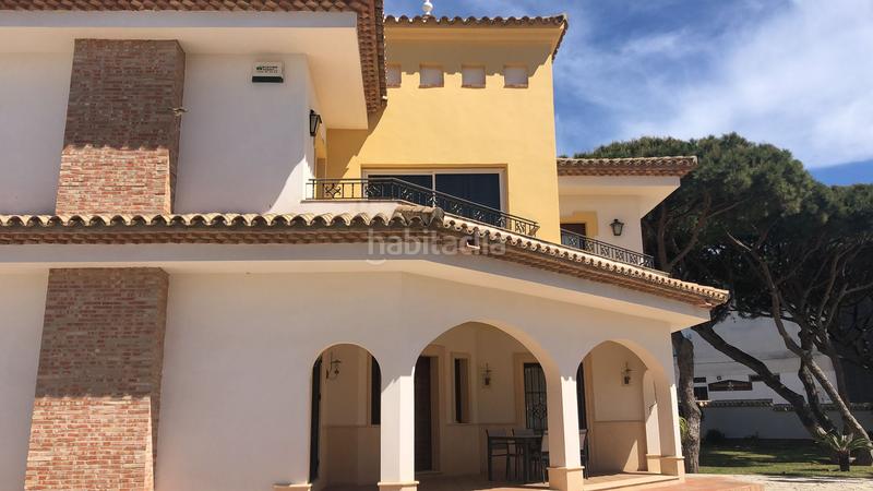 Foto eeaa600f-dab0-4b10-ab71-8aac329343c8. Chalet con camino parcheggio piscina in La Barrosa Chiclana de la Frontera