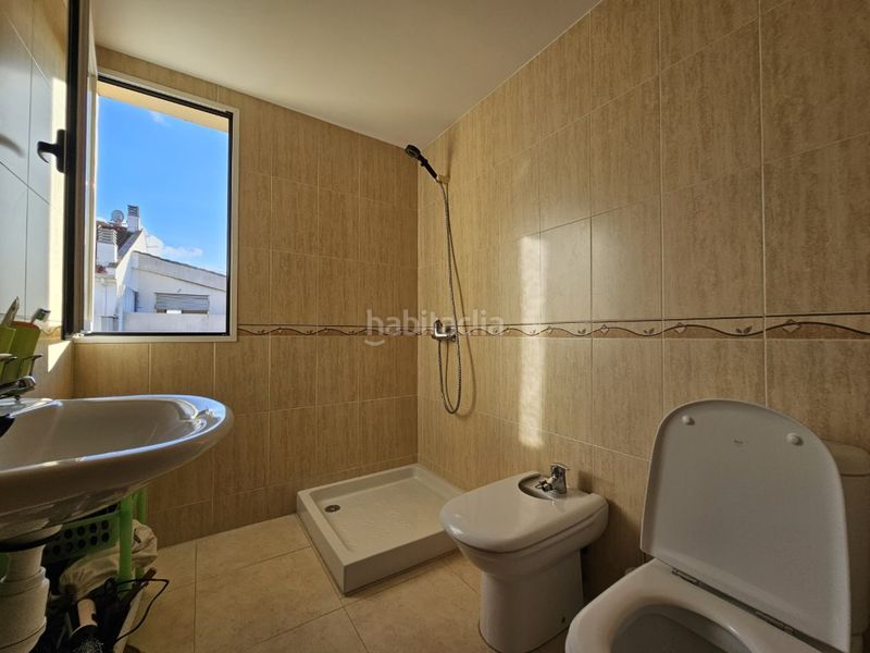 Foto c645610f-1cd0-4c42-8afc-c5b5a4ea7168. Casa adossada amb aparcament a Beniflá