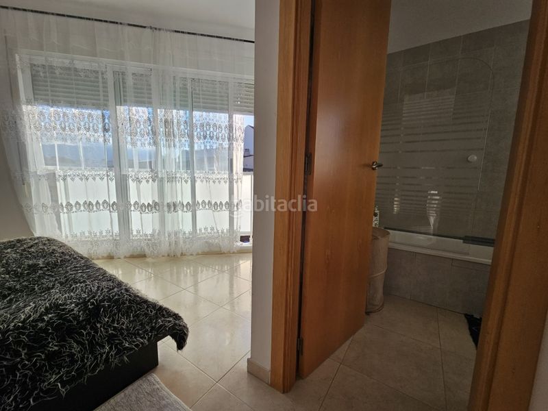 Foto d357c229-cb10-4e78-b876-f33f9460d4b9. Casa adossada amb aparcament a Beniflá