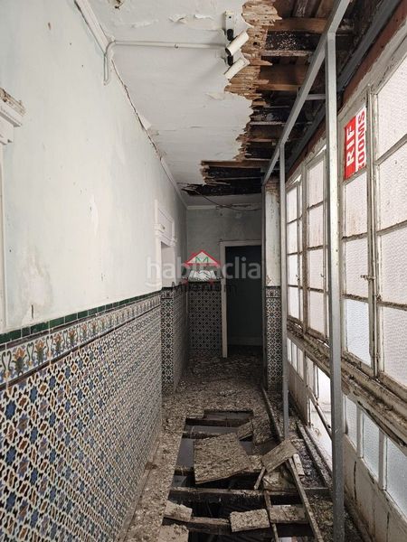 Foto 491d9c6b-b88a-4cc2-97e8-b27a5ce0f2ad. Edificio  en calle rafael del muro para reformar en Algeciras