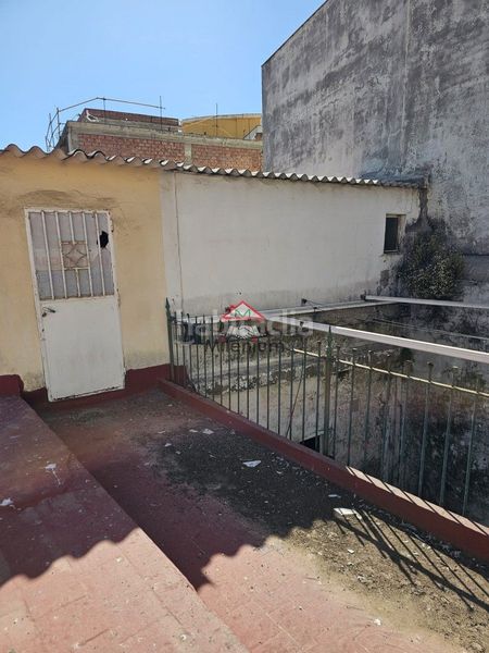Foto 53912263-3c89-4366-a13f-80b70b8b46c6. Edificio  en calle rafael del muro para reformar en Algeciras