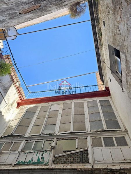 Foto 82eb76ca-ca80-4df1-91b9-b7b8c0c1f62e. Edificio  en calle rafael del muro para reformar en Algeciras