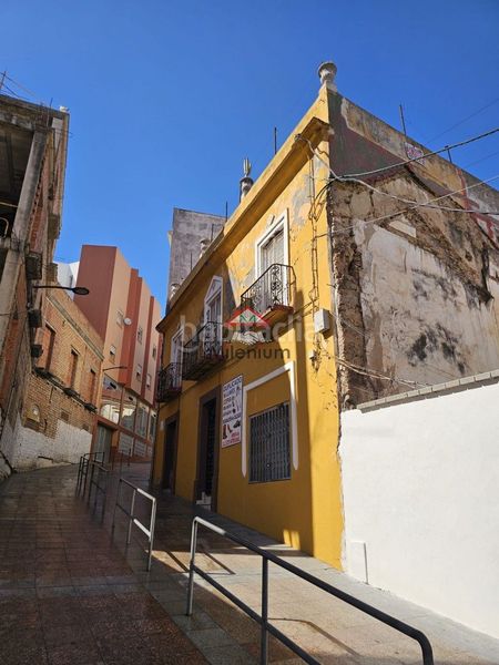 Foto 9a3c4164-2570-4ec3-8230-f5b0acbff25c. Edificio  en calle rafael del muro para reformar en Algeciras