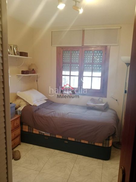 Foto 19b04a9f-f1f3-4f80-8171-d43d942fa6c8. Casa adossada amb xemeneia a San García Algeciras