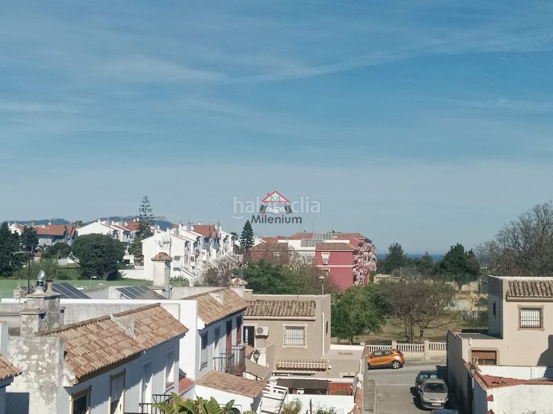 Foto fa80d687-ac6d-4519-b9fd-f99bbf1cc593. Casa adossada amb xemeneia a San García Algeciras
