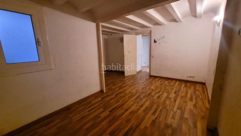 Foto 38b633d3-da53-4229-89a7-78e534e8f363. Dúplex amplio piso con local a pie de calle en Raval Barcelona