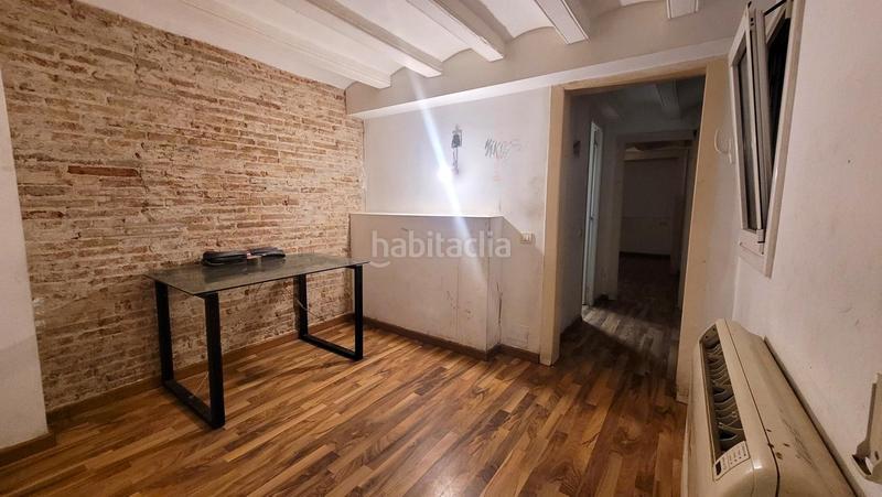 Foto 7753d4c0-4ff4-4847-9902-142debfff952. Dúplex amplio piso con local a pie de calle en Raval Barcelona