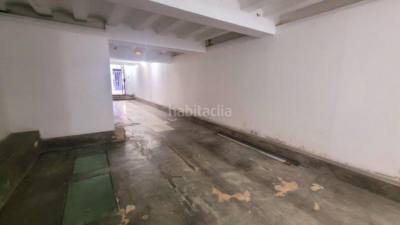 Foto dd4a2f0c-6883-4dfb-bea9-8cc464ba0a40. Dúplex amplio piso con local a pie de calle en Raval Barcelona