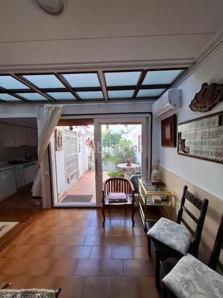 Foto 3d10c8ad-4d13-4afb-8152-221211329c5a. Casa aparellada amb xemeneia calefacció a Calella