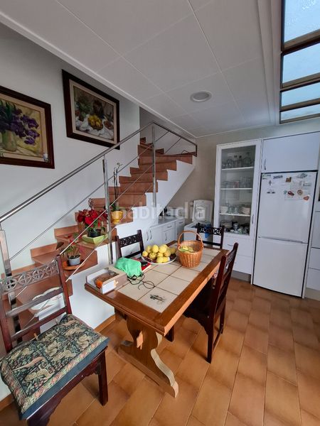 Foto 7935a398-85f4-4b21-bdef-015e5cd9e77b. Casa aparellada amb xemeneia calefacció a Calella