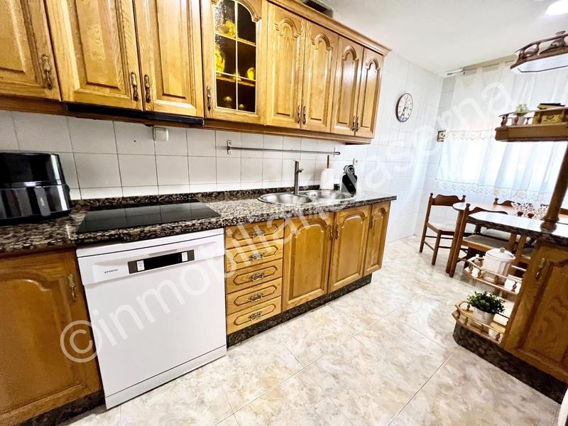 Foto 0a1ebe36-b3e1-48d4-8a0e-de655540be1b. Casa adossada amb calefacció aparcament a Trobajo del camino