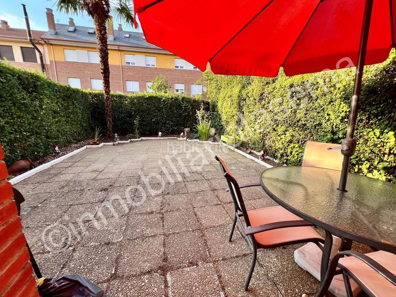 Foto a03e9b4d-0654-4ff6-9447-93a70f30810d. Casa adossada amb calefacció aparcament a Trobajo del camino