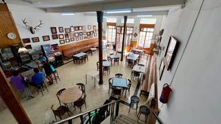 Local commercial  Constitucio. Local comercial con bar en funcionamiento y dos pisos diafanos