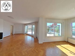 Affitto Attico in Carrer migdia 18. Lloguer d'àtic de 171m2, 4hab, terrassa 67m2