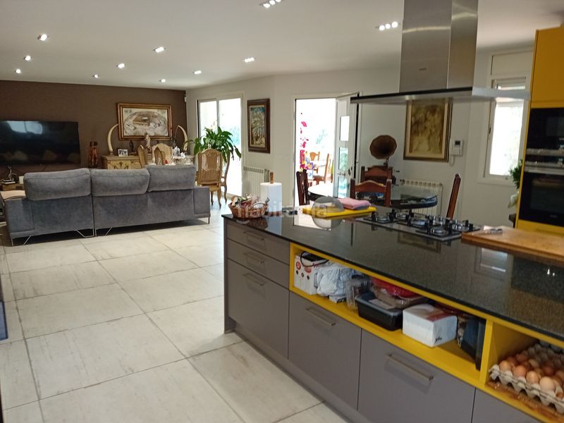 Foto b2c6af57-d908-4b57-9fd2-247877fdfc7b. Xalet amb xemeneia calefacció aparcament piscina a Sant Gregori