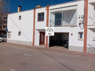 Semi detached house in Cassà de la Selva. Casa cantonera, assolellada, ben situada, 4hab, 154m2 i garatge.