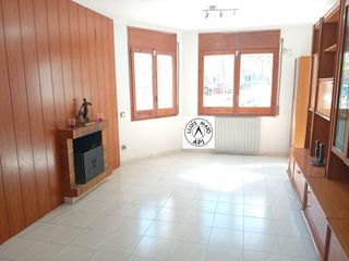 Casa a schiera in Cassà de la Selva. Casa cantonera, assolellada, ben situada, 4hab, 154m2 i garatge.
