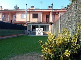 Casa adosada  Carrer mas catofa. Casa de 195m2, 4hab, amb gran garatge, sud, bon porxo i jardí