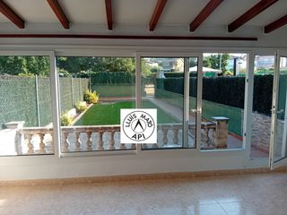 Semi detached house in Taialà - Germans Sabat. Casa de 195m2, 4hab, amb gran garatge, sud, bon porxo i jardí