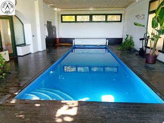 Casa  Carrer de baix. Casa de poble amb gran jardí amb palmeres, piscina interior clim