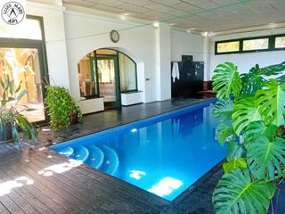 Casa  Carrer de baix. Casa de poble amb gran jardí amb palmeres, piscina interior clim