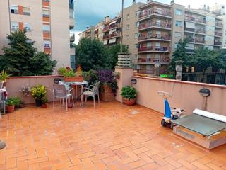 Casa adosada  Passeig dels països catalans 112. Vivienda con bar de 212m2 y terraza de 34m2  soleada