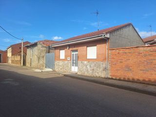 Haus in Quintana del Marco. Quintana del marco se vende lote de 2 casas
