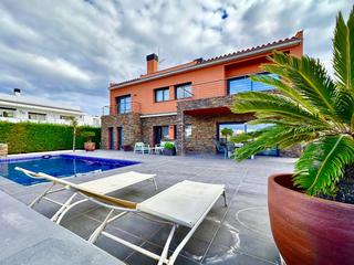 Casa  Carrer cap ponent. Magnífica casa junto al canal con 20 metros de amarre