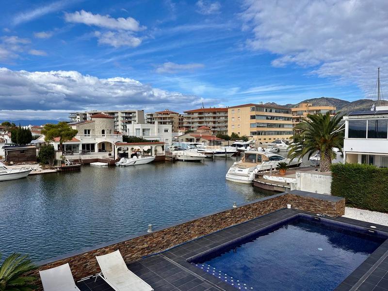Foto 4b7d3da9-dad8-4b60-b9f9-993ad3f71f34. Casa magnífica casa junto al canal con 20 metros de amarre en Roses