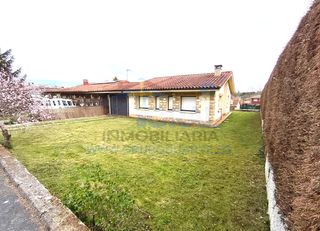 Casa a schiera  Urbanización pueblo asturiano 97. Se vende preciosa casa adosada por el garaje, en la urbanización